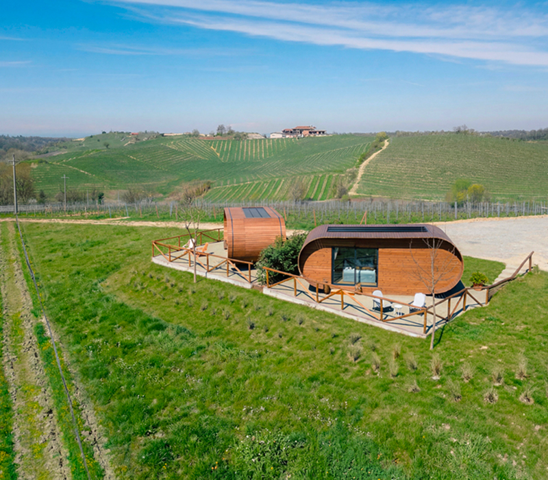 Albergo Diffuso Vinova - Vista aerea di una Wine Suite Vinova tra i vigneti del Gavi: albergo diffuso esperienziale integrato nella geometria del paesaggio rurale.