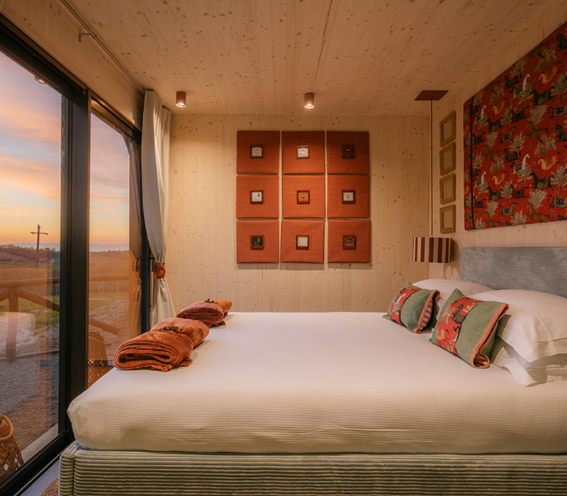 Albergo Diffuso Vinova - Wine Suites tra i vigneti del Gavi: architettura in legno naturale e design a botte. Illustrano concetto di albergo diffuso ecosostenibile e di lusso